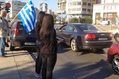 TΩΡΑ: Χρυσαυγίτες διανέμουν την εφημερίδα τους σε διερχόμενους οδηγούς