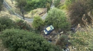 Τραγωδία στην Τήλο: Αυτοκίνητο έπεσε σε γκρεμό σκοτώνοντας δύο επιβάτες - Φωτογραφία 1