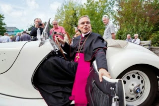 20.000 δολάρια για μια μπανιέρα ξόδεψε ο «μποέμ» Επίσκοπος στη Γερμανία - Φωτογραφία 1