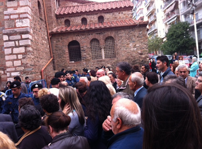 Θεσσαλονίκη - ΤΩΡΑ: Κάγκελα και αστυνομία έξω από τον Άγιο Δημήτριο - Δεκάδες πιστοί εκτός ναού - Φωτογραφία 2