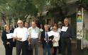 Συνταξιούχοι διαμαρτύρονται με θηλιές στο λαιμό έξω από τον Ι.Ν. Αγίου Δημητρίου