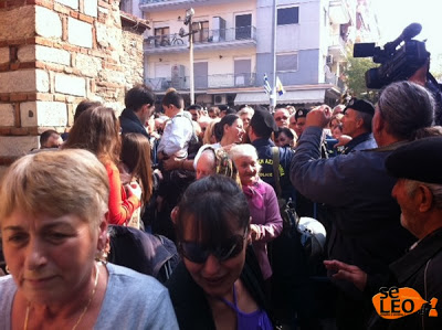 Ένταση και λιποθυμίες έξω από τον Άγιο Δημήτριο - Η αστυνομία δεν άφηνε το πλήθος να προχωρήσει - Φωτογραφία 2
