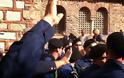 Ένταση και λιποθυμίες έξω από τον Άγιο Δημήτριο - Η αστυνομία δεν άφηνε το πλήθος να προχωρήσει - Φωτογραφία 4