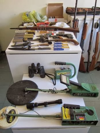 Δείτε τι βρήκε η αστυνομία στα σπίτια - οπλοστάσια πατέρα και γιου στην Πάτρα - Φωτογραφία 4