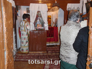 Η Θεία Λειτουργία στον ιερό ναό του Αγίου Δημητρίου στην Καστοριά - Φωτογραφία 1