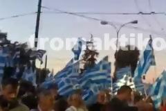 ΣΥΜΒΑΙΝΕΙ ΤΩΡΑ: Εκατοντάδες Χρυσαυγίτες έξω από τα γραφεία τους στον Σταθμό Λαρίσης - Σε απόσταση αναπνοής η Αντιφασιστική πορεία [photos+video]