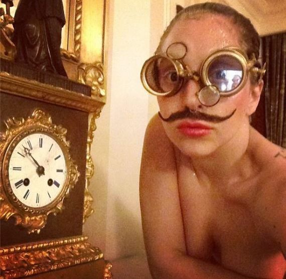 Η Lady Gaga άφησε... μουστάκι! - Φωτογραφία 2
