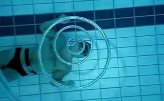 Κολυμβητής κάνει εντυπωσιακά υποβρύχια δαχτυλίδια! [video] - Φωτογραφία 1