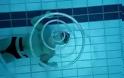 Κολυμβητής κάνει εντυπωσιακά υποβρύχια δαχτυλίδια! [video]