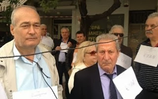 Με θηλιές στο λαιμό διαμαρτυρήθηκαν συνταξιούχοι στην Θεσσαλονίκη - Φωτογραφία 1