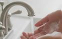 Υγεία: Το πλύσιμο των χεριών μας κάνει πιο ευτυχισμένους