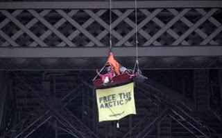 Μέλη της Greenpeace αναρριχήθηκαν στον Πύργο του Άιφελ - Φωτογραφία 1