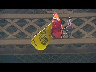 Μέλη της Greenpeace αναρριχήθηκαν στον Πύργο του Άιφελ (video) - Φωτογραφία 1