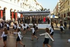ΦΩΤΟ- VIDEO: Με Τζιτζικώστα, χωρίς Μπουτάρη η μαθητική παρέλαση στην Τσιμισκή