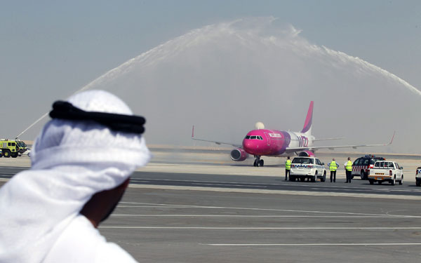 Ντουμπάι: Προσγειώθηκαν οι πρώτοι επιβάτες στο μεγαλύτερο αεροδρόμιο του κόσμου - Φωτογραφία 1