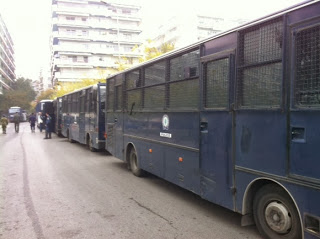 Αποκλεισμένη η παραλιακή λεωφόρος της Θεσσαλονίκης- Κάγκελα και αστυνομία παντού - Φωτογραφία 1