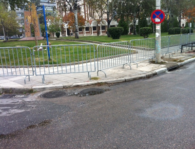 Αποκλεισμένη η παραλιακή λεωφόρος της Θεσσαλονίκης- Κάγκελα και αστυνομία παντού - Φωτογραφία 2