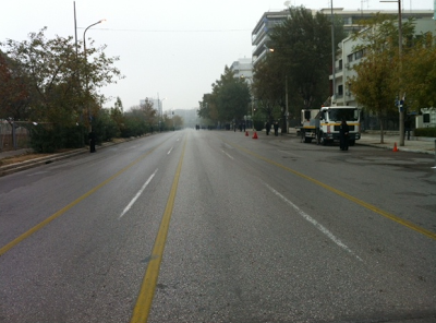 Αποκλεισμένη η παραλιακή λεωφόρος της Θεσσαλονίκης- Κάγκελα και αστυνομία παντού - Φωτογραφία 3