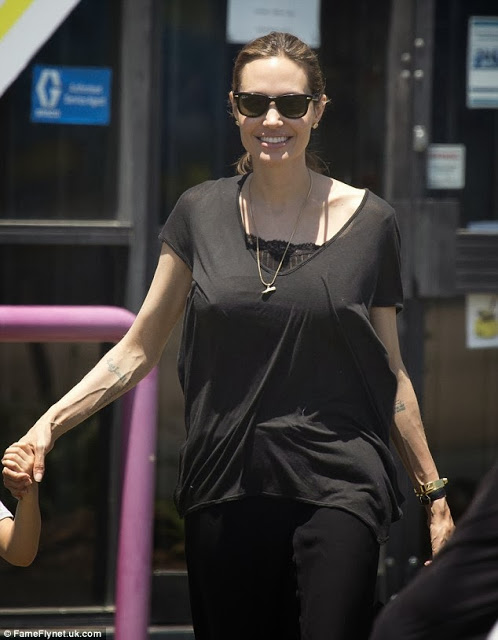 Σοκάρουν τα κοκαλιάρικα χέρια της Angelina Jolie - Φωτογραφία 2
