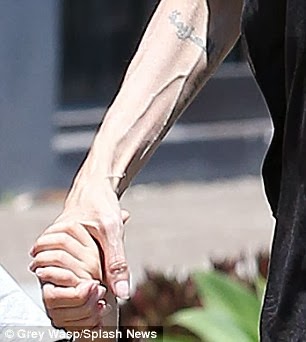 Σοκάρουν τα κοκαλιάρικα χέρια της Angelina Jolie - Φωτογραφία 4