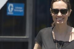 Σοκάρουν τα κοκαλιάρικα χέρια της Angelina Jolie