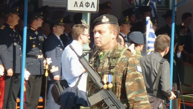 Φωτό από τη στρατιωτική παρέλαση στην Λάρισα - Φωτογραφία 1