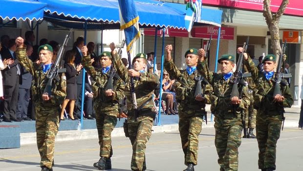 Φωτό από τη στρατιωτική παρέλαση στην Λάρισα - Φωτογραφία 4