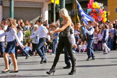 Εκρηκτική ξανθιά δασκάλα «τσολιάς» έκλεψε τις εντυπώσεις στην παρέλαση στην Αθήνα - Φωτογραφία 3