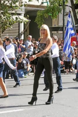 Εκρηκτική ξανθιά δασκάλα «τσολιάς» έκλεψε τις εντυπώσεις στην παρέλαση στην Αθήνα - Φωτογραφία 4