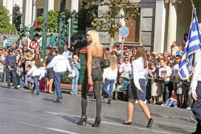 Εκρηκτική ξανθιά δασκάλα «τσολιάς» έκλεψε τις εντυπώσεις στην παρέλαση στην Αθήνα - Φωτογραφία 5