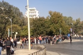 Νεαροί επιτέθηκαν με ύβρεις σε διαδηλωτές του ΣΥΡΙΖΑ - Γαμ**ατε την παρέλαση - Φωτογραφία 1