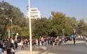 Νεαροί επιτέθηκαν με ύβρεις σε διαδηλωτές του ΣΥΡΙΖΑ - Γαμ**ατε την παρέλαση