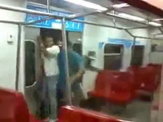 Πραγματική μάχη για μια θέση στο μετρό! [Video] - Φωτογραφία 1
