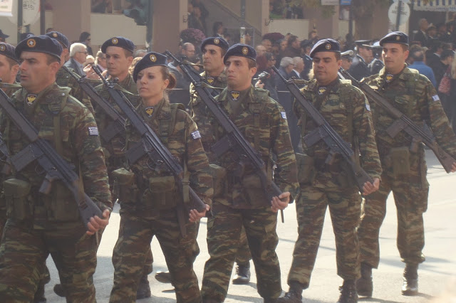 Φωτό από την στρατιωτική παρέλαση στην Αλεξανδρούπολη - Φωτογραφία 16