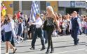 Ξανθιά δασκάλα στην παρέλαση της Αθήνας... Ποιός είπε να καταργηθούν οι μαθητικές παρελάσεις; - Φωτογραφία 2