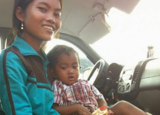 Xαμός με το παιδί θαύμα στην Καμπότζη - Λαϊκό προσκύνημα με αντίτιμο ένα δολλάριο το θαύμα! - Φωτογραφία 1