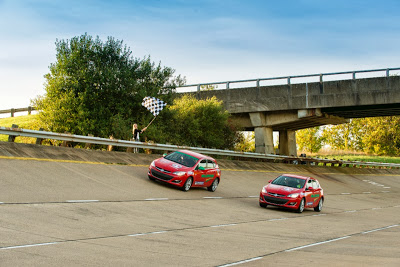 Opel Astra - Το παγκοσμίως ταχύτερο diesel μαζικής παραγωγής - Δύο Astra στο κυνήγι 18 νέων ρεκόρ σε μία διαδρομή υψηλών ταχυτήτων - Φωτογραφία 1