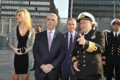 Η ξανθιά και σέξι σύντροφος του Σίμου Κεδίκογλου έκλεψε την παράσταση σε επιθεώρηση αγήματος στον Πειραιά