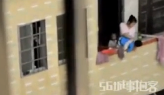 ΣΟΚΑΡΙΣΤΙΚΟ βίντεο – Μητέρα κρεμά τον άτακτο γιο της από το μπαλκόνι - Φωτογραφία 1