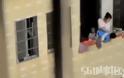 ΣΟΚΑΡΙΣΤΙΚΟ βίντεο – Μητέρα κρεμά τον άτακτο γιο της από το μπαλκόνι