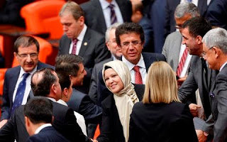 Η μαντίλα μπήκε και επισήμως στην τουρκική βουλή - Φωτογραφία 1