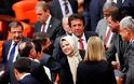 Η μαντίλα μπήκε και επισήμως στην τουρκική βουλή