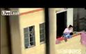 Μητέρα κρεμά τον άτακτο γιο της από το μπαλκόνι [video]