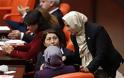 Με μαντίλα στην τουρκική Εθνοσυνέλευση τέσσερις βουλευτίνες