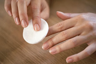 Εναλλακτικοί τρόποι για να ξεβάψετε τα νύχια σας χωρίς ασετόν - Φωτογραφία 1