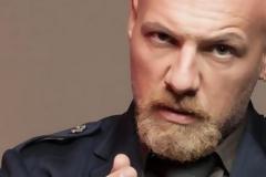 Ο Νίκος Μουτσινάς έγινε ο πρώτος hipster παρουσιαστής