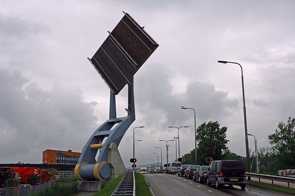 Kαταπληκτική «ιπτάμενη»… γέφυρα στην Ολλανδία! - Φωτογραφία 2