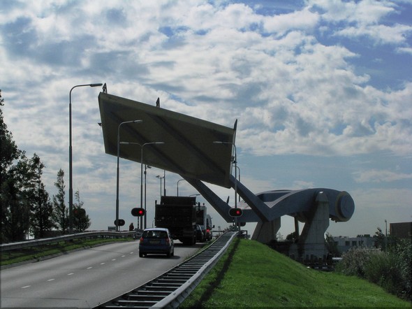 Kαταπληκτική «ιπτάμενη»… γέφυρα στην Ολλανδία! - Φωτογραφία 3