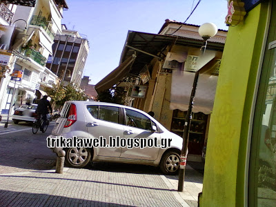 Παρκάρει όπου του κάνει κέφι στα Μανάβικα Τρικάλων - Φωτογραφία 2