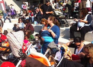 Θήλασαν τα μωρά τους δημόσια στο δημαρχείο της Θεσσαλονίκης - Φωτογραφία 1